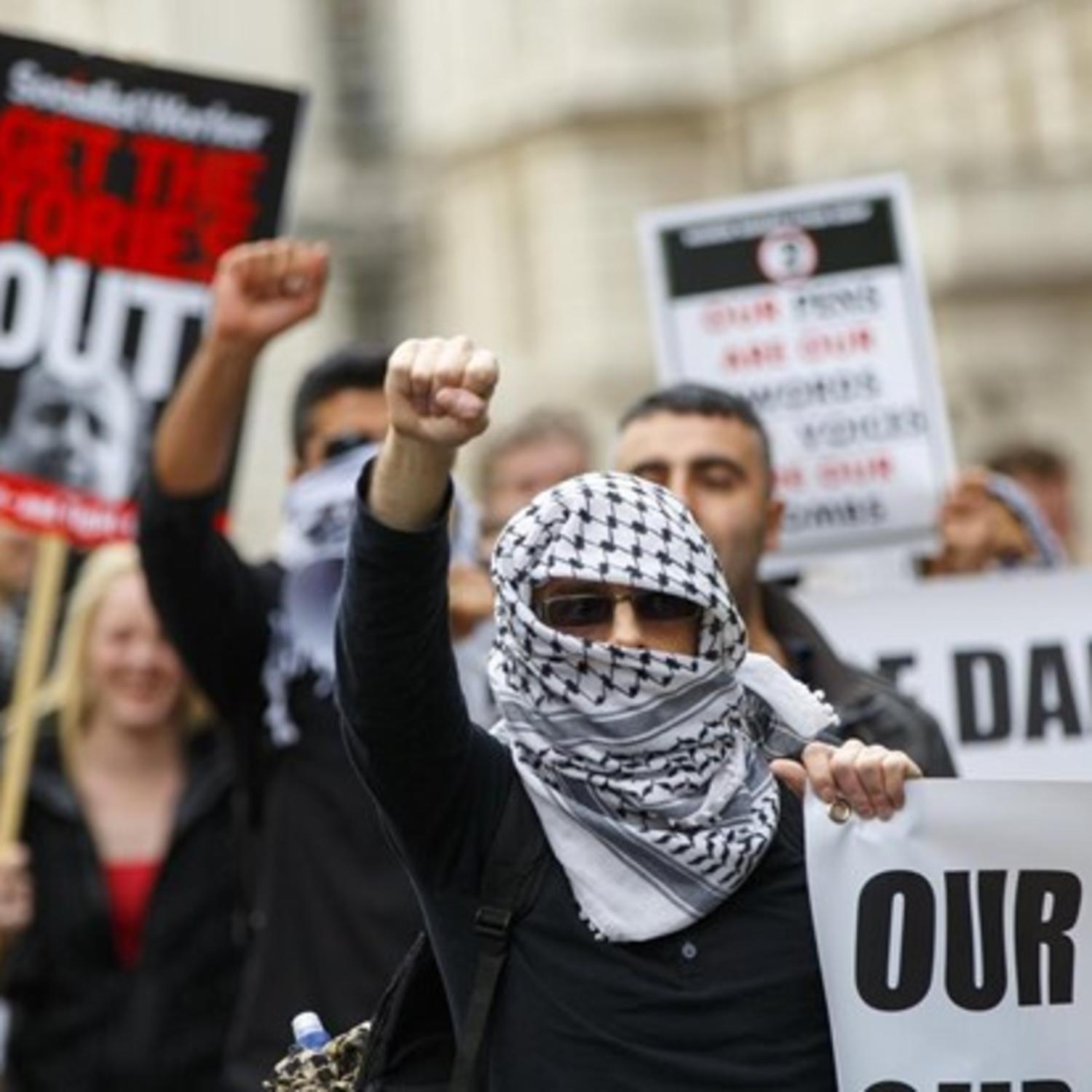 İngiltere'de hükümet protesto edildi
