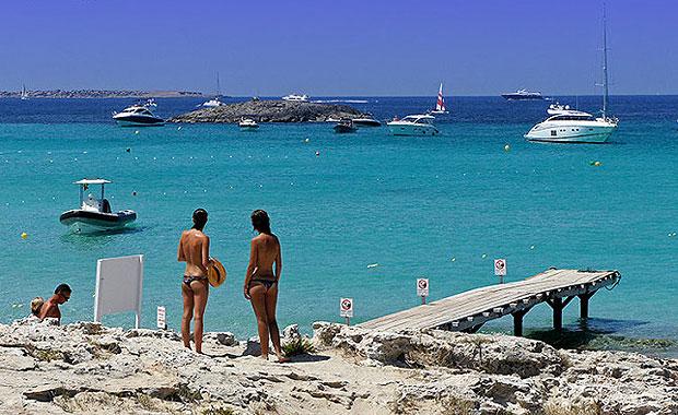 Çıplaklar kampında şoke eden görüntü!