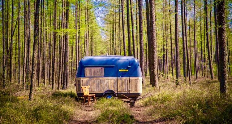 Ormanın içinde harika bir “karavan ofis” 