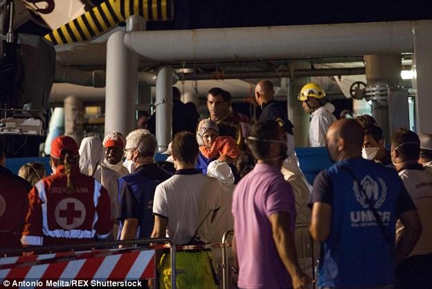 Akdeniz'de 400 kişi taşıyan göçmen teknesi battı