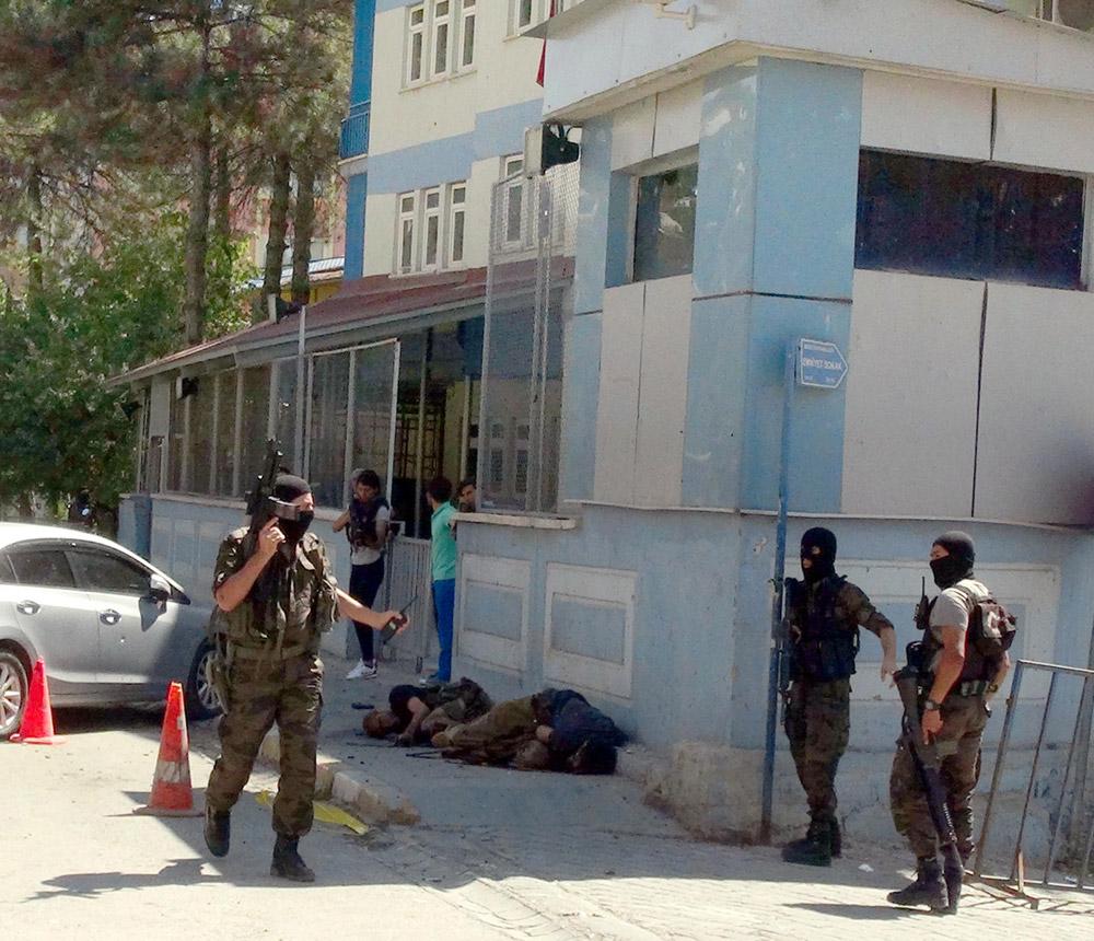 Tunceli'de PKK polis merkezine saldırdı: 2 terörist ölü