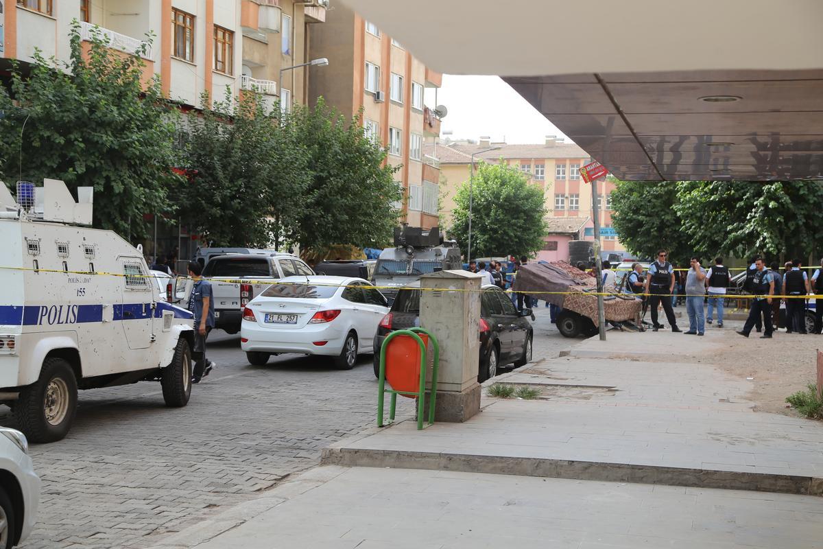 Diyarbakır’da çorbacı tarandı: 1 vatandaş öldü, 3 polis yaralı