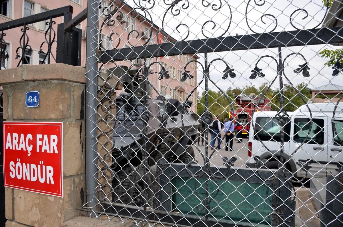 Bitlis'te kaymakamın makam aracına patlayıcı yerleştirildi