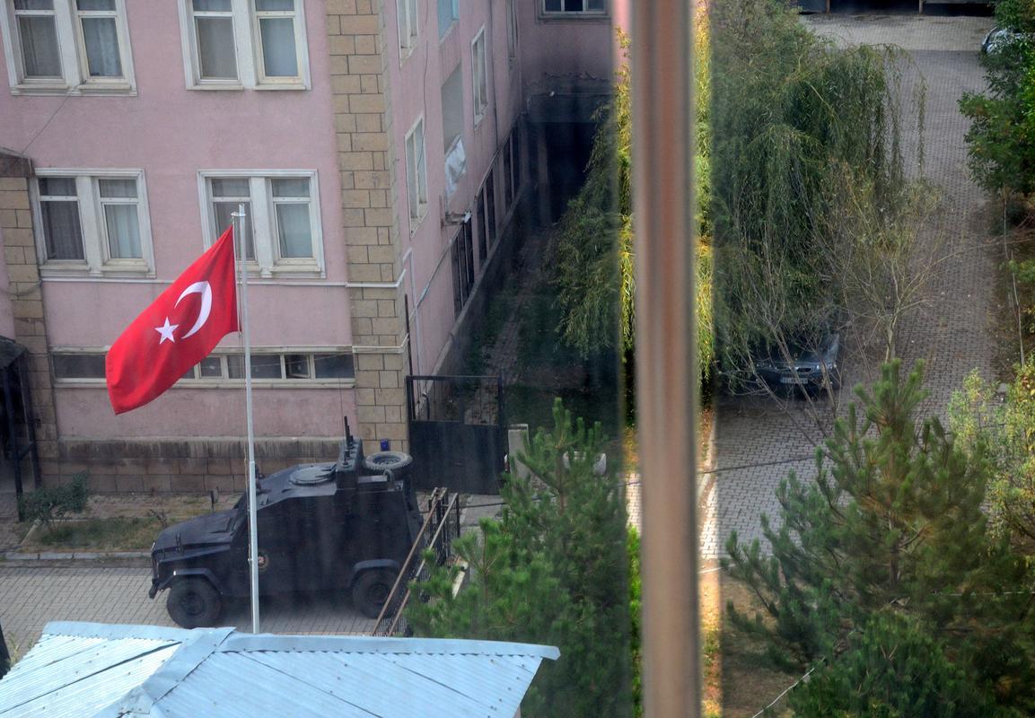 Bitlis'te kaymakamın makam aracına patlayıcı yerleştirildi