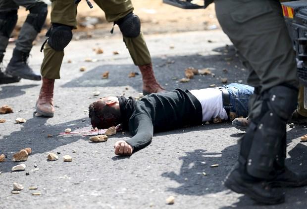 İsrail polisi kefiye ile Filistinli gençlerin arasına sızdı