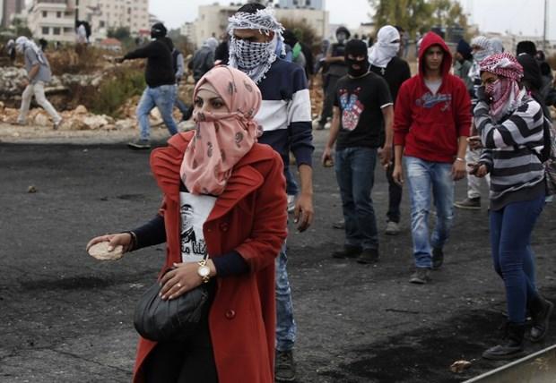 İsrail polisi kefiye ile Filistinli gençlerin arasına sızdı