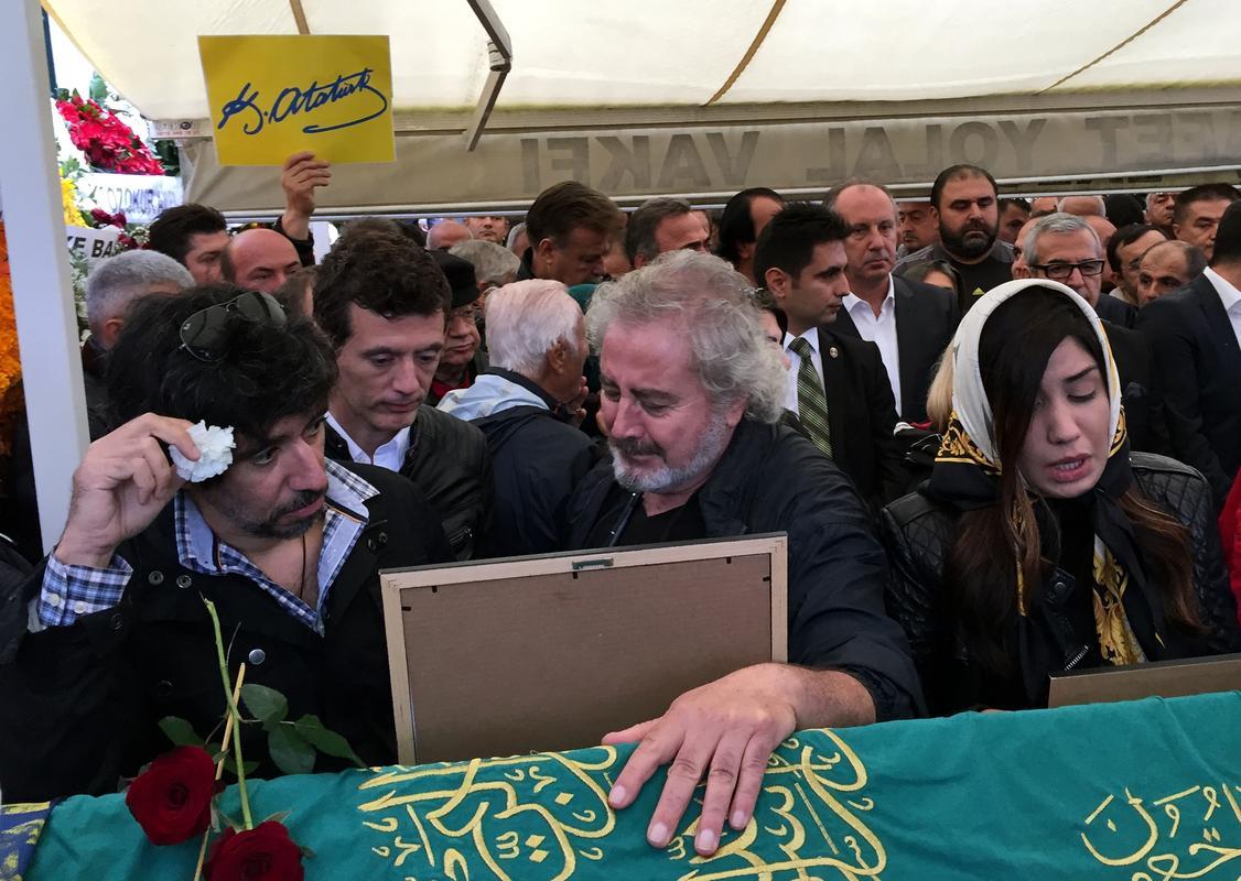 Usta tiyatrocu son yolculuğuna uğurlandı Usta tiyatrocu son yolculuğuna uğurlandı