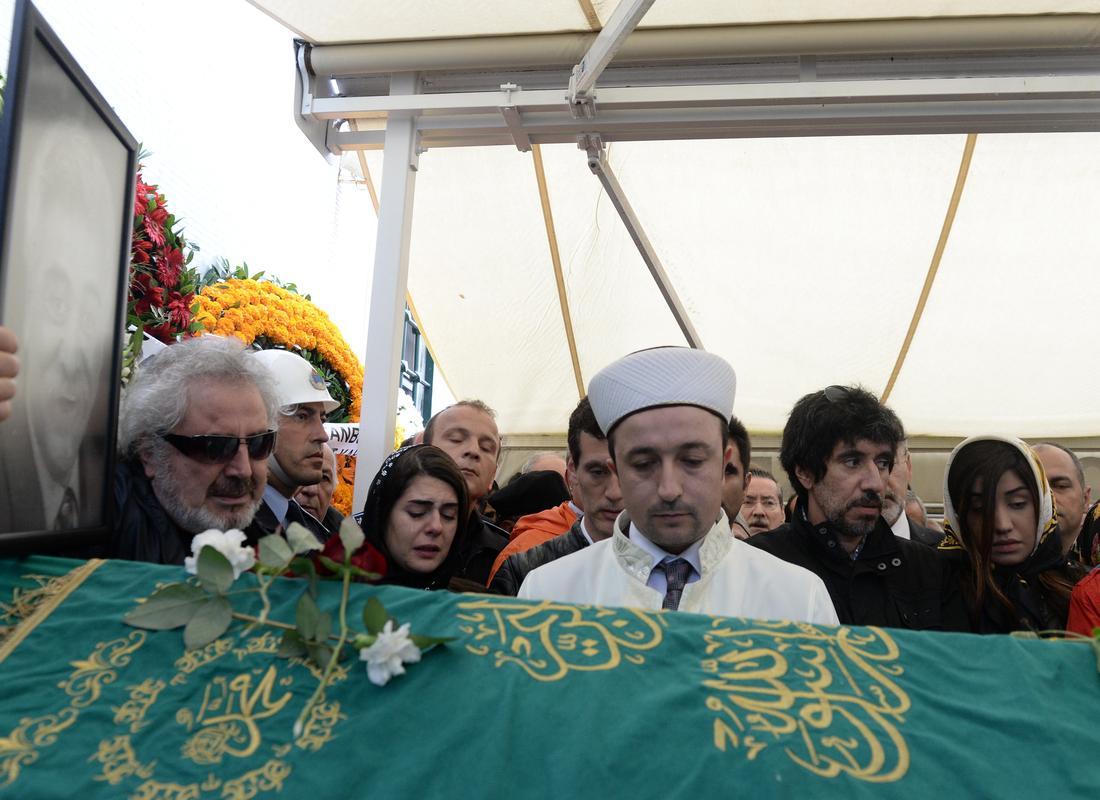Usta tiyatrocu son yolculuğuna uğurlandı Usta tiyatrocu son yolculuğuna uğurlandı