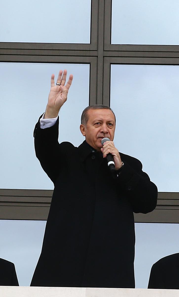 Erdoğan Saray'ın balkonundan halkı selamladı