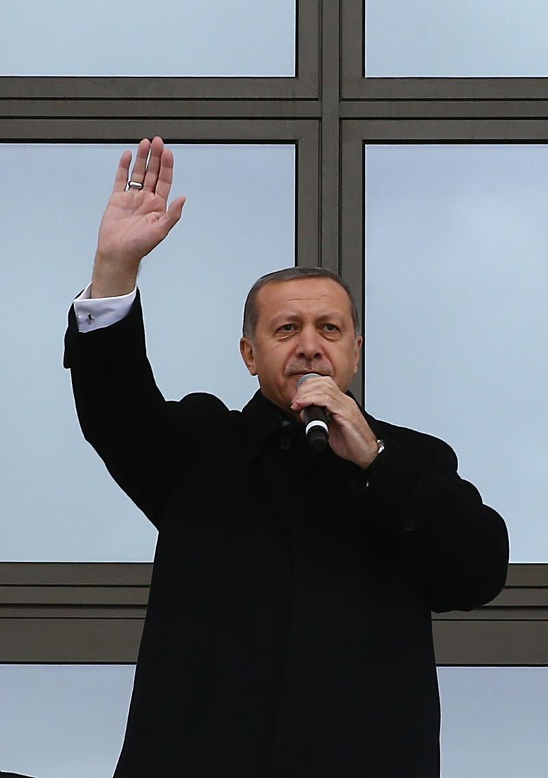 Erdoğan Saray'ın balkonundan halkı selamladı