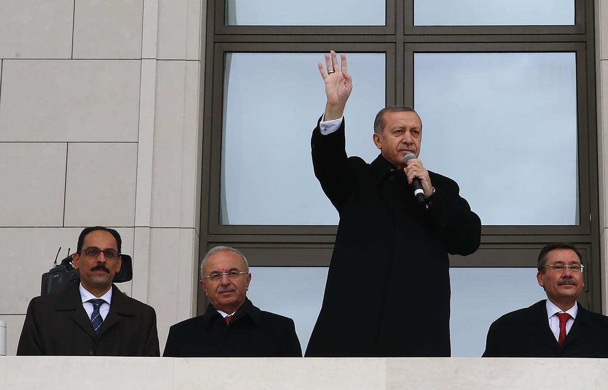 Erdoğan Saray'ın balkonundan halkı selamladı