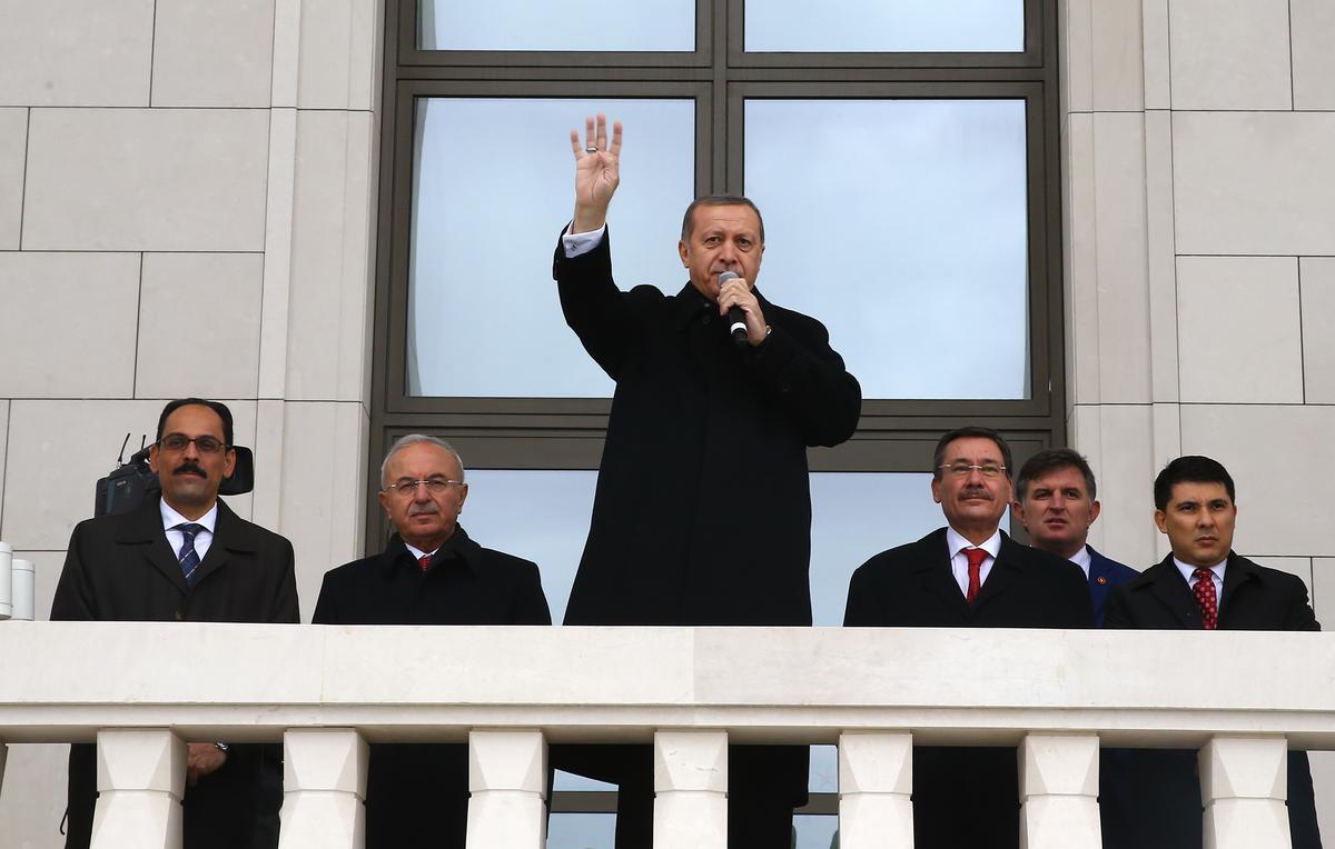 Erdoğan Saray'ın balkonundan halkı selamladı