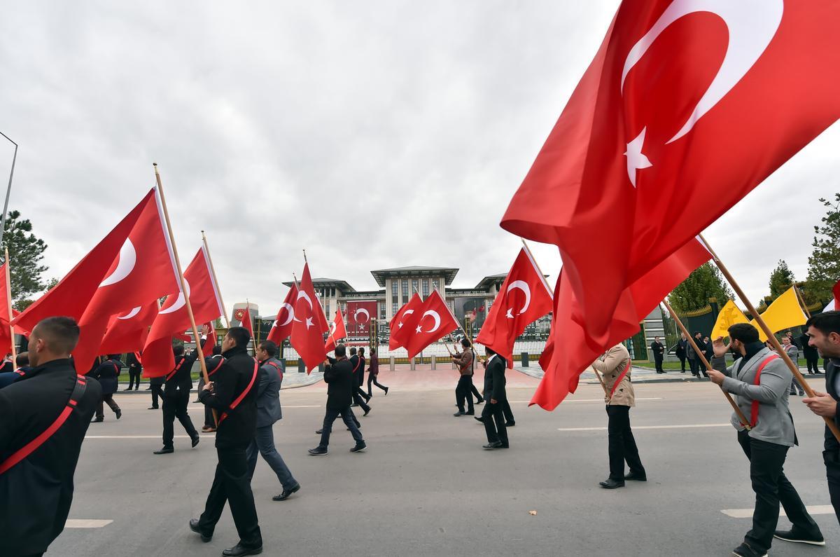 Erdoğan Saray'ın balkonundan halkı selamladı