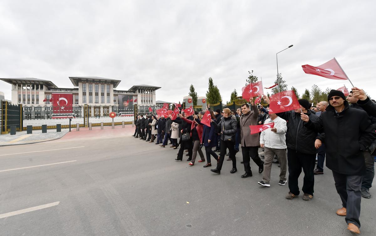 Erdoğan Saray'ın balkonundan halkı selamladı