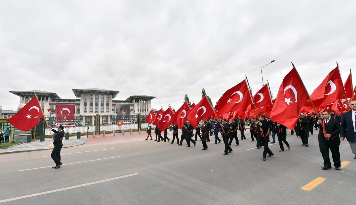 Erdoğan Saray'ın balkonundan halkı selamladı