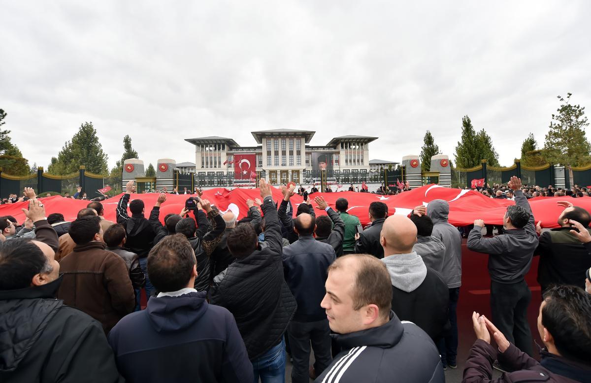 Erdoğan Saray'ın balkonundan halkı selamladı