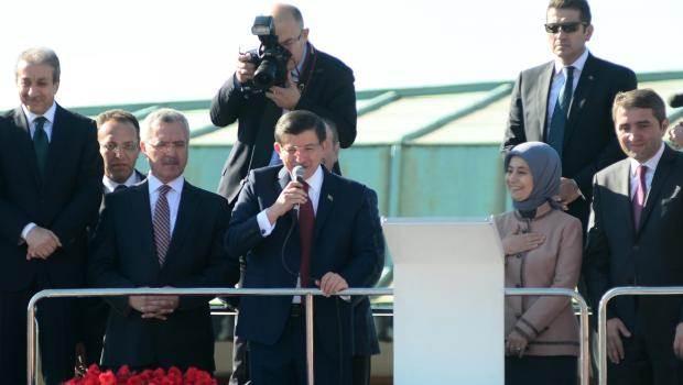 Davutoğlu'na İstanbul'da çoşkulu karşılama