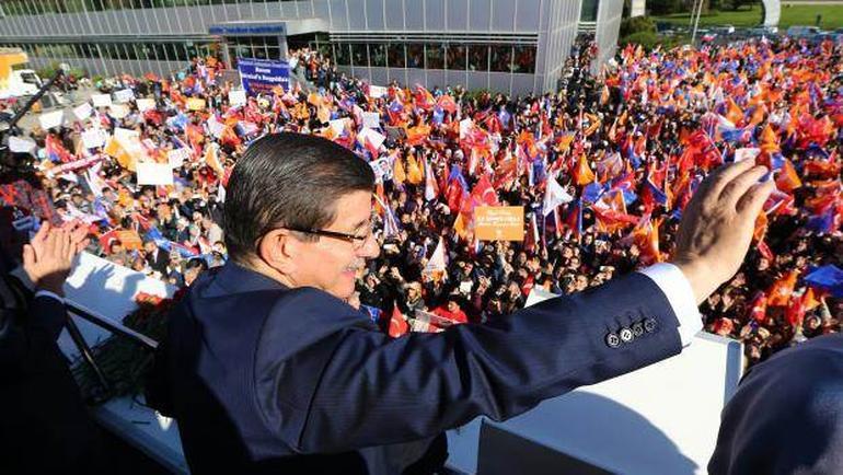 Davutoğlu'na İstanbul'da çoşkulu karşılama