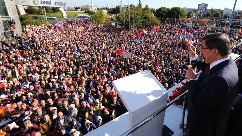 Davutoğlu'na İstanbul'da çoşkulu karşılama