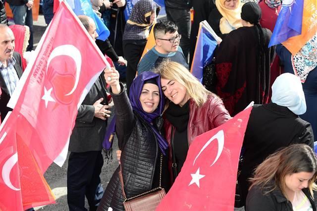 Davutoğlu'na İstanbul'da çoşkulu karşılama