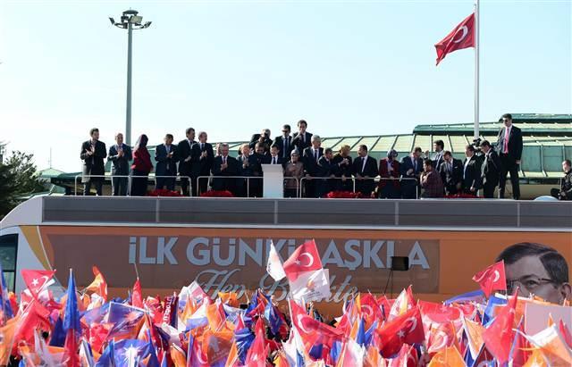 Davutoğlu'na İstanbul'da çoşkulu karşılama