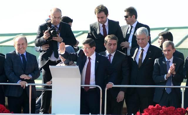 Davutoğlu'na İstanbul'da çoşkulu karşılama