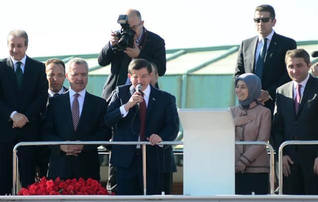 Davutoğlu'na İstanbul'da çoşkulu karşılama