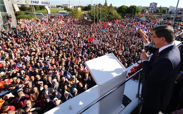 Davutoğlu'na İstanbul'da çoşkulu karşılama