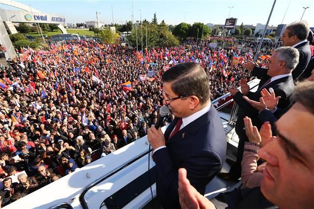 Davutoğlu'na İstanbul'da çoşkulu karşılama