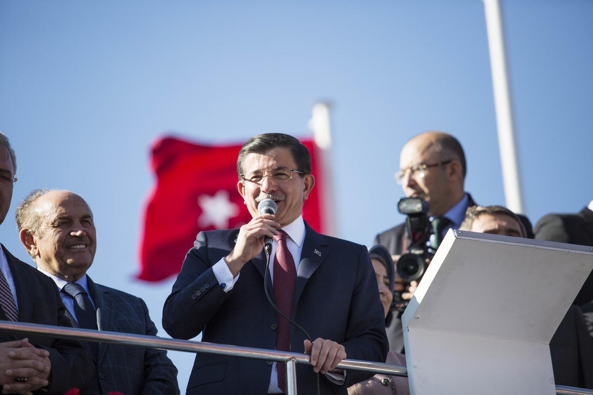 Davutoğlu'na İstanbul'da çoşkulu karşılama