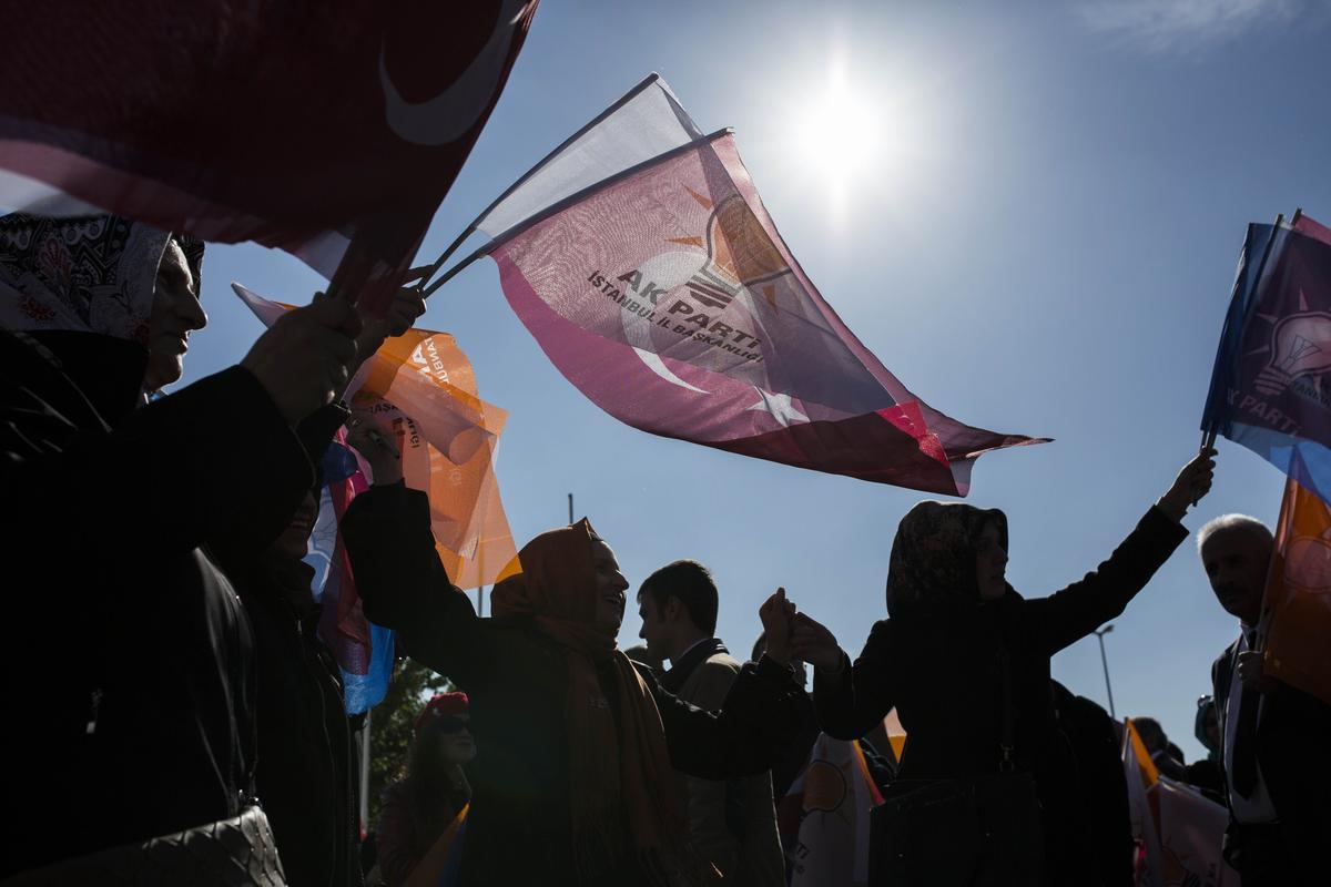 Davutoğlu'na İstanbul'da çoşkulu karşılama