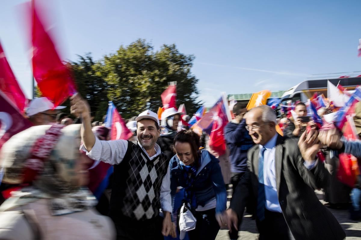 Davutoğlu'na İstanbul'da çoşkulu karşılama