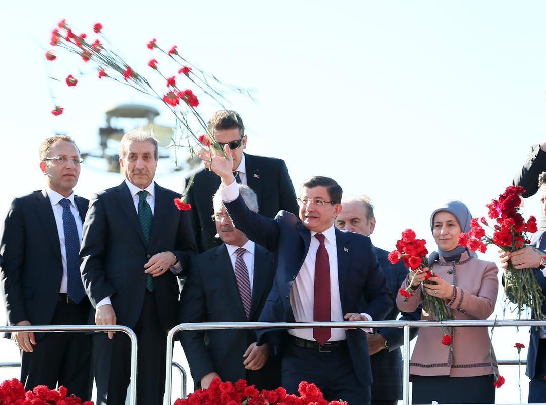 Davutoğlu'na İstanbul'da çoşkulu karşılama