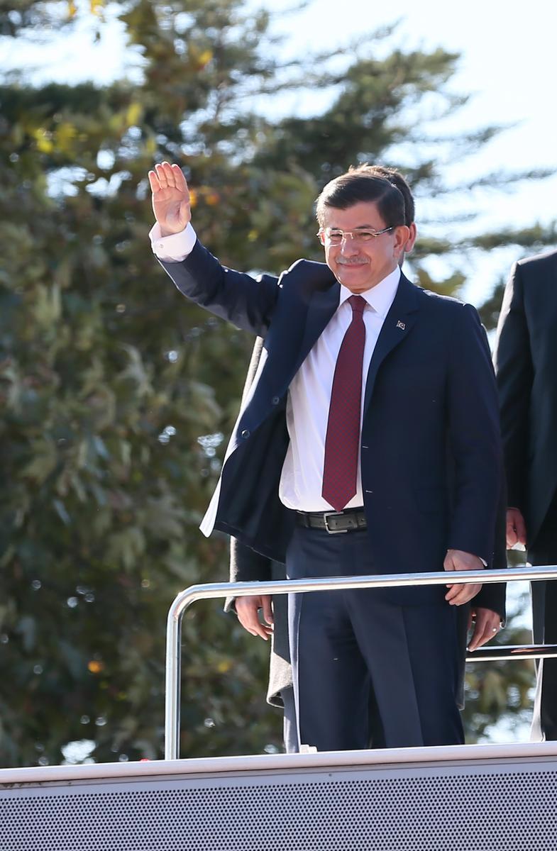 Davutoğlu'na İstanbul'da çoşkulu karşılama