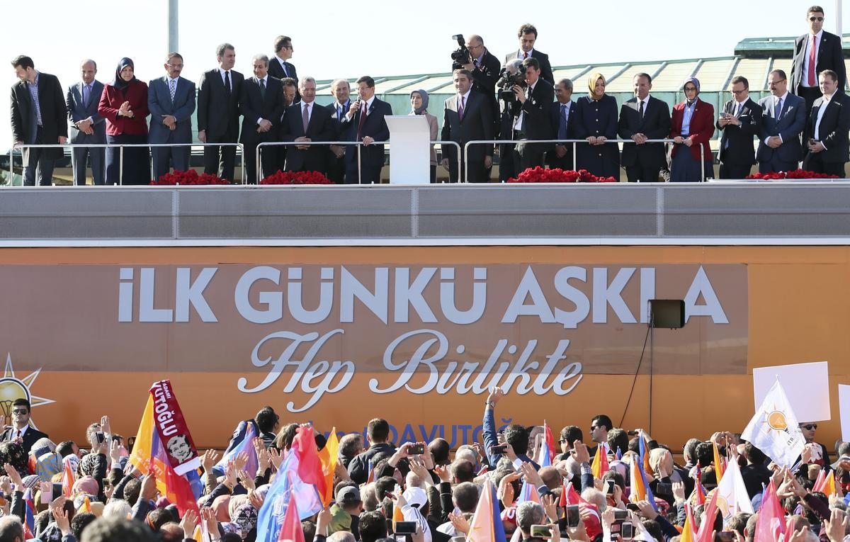 Davutoğlu'na İstanbul'da çoşkulu karşılama