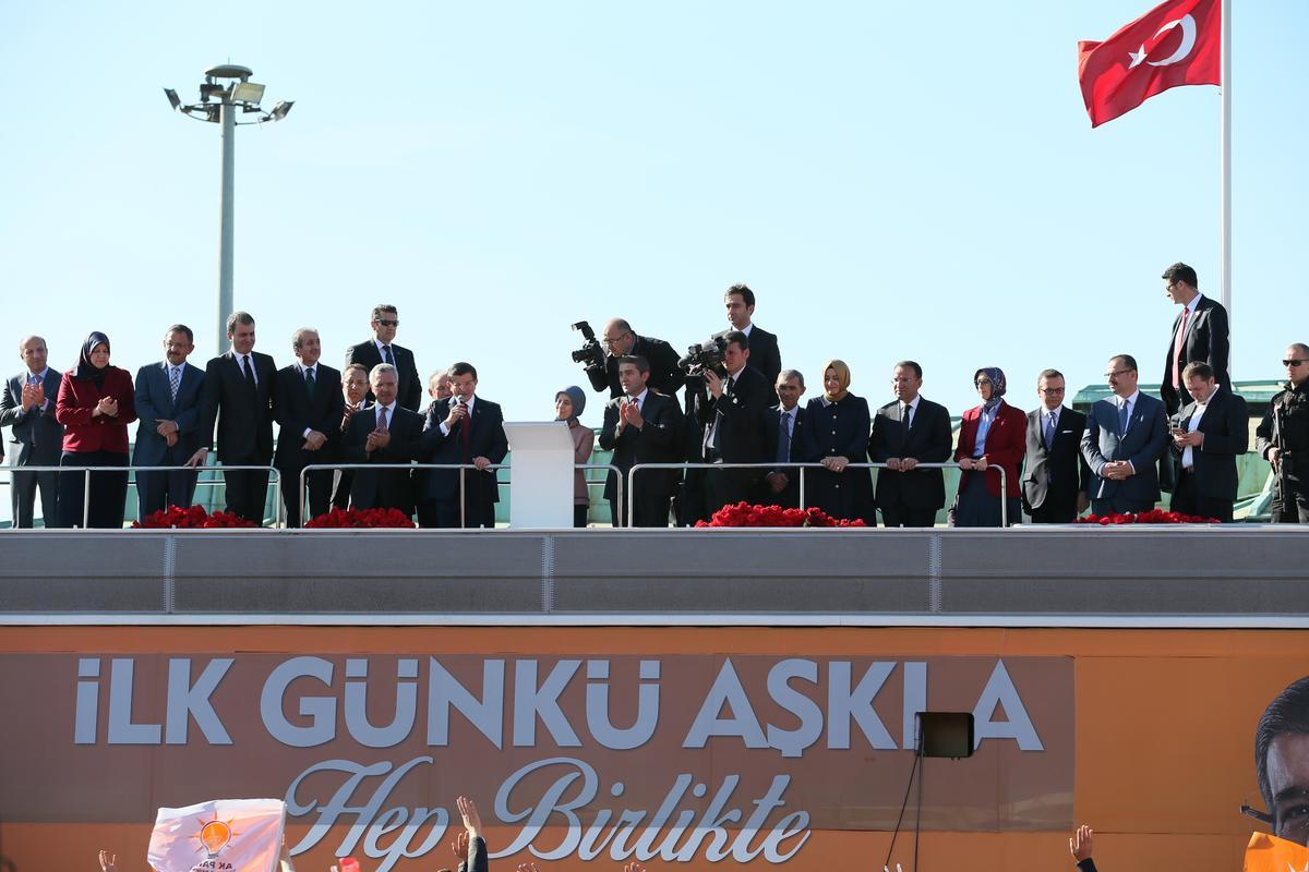 Davutoğlu'na İstanbul'da çoşkulu karşılama