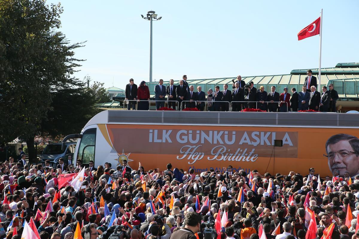 Davutoğlu'na İstanbul'da çoşkulu karşılama