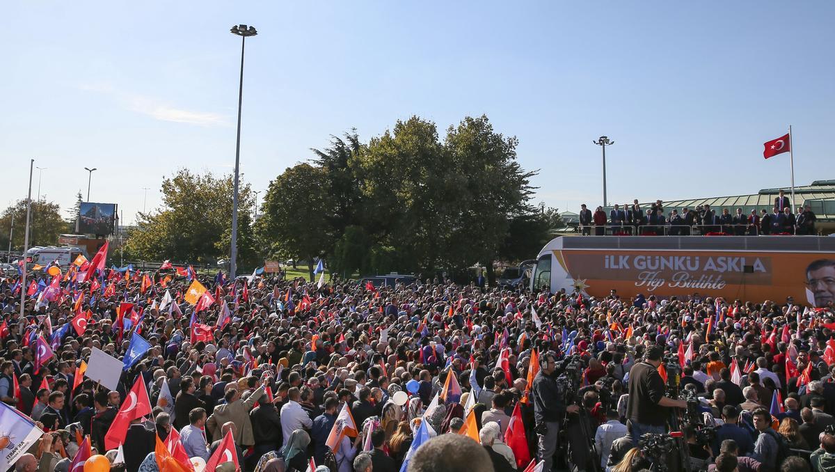 Davutoğlu'na İstanbul'da çoşkulu karşılama