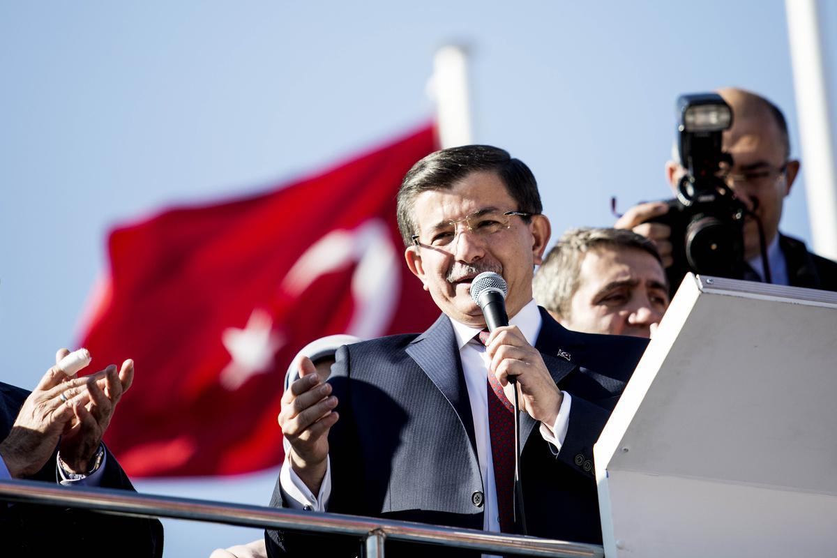 Davutoğlu'na İstanbul'da çoşkulu karşılama