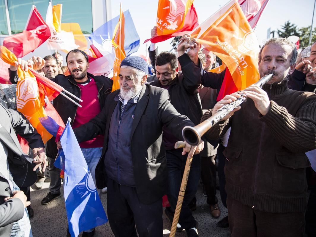 Davutoğlu'na İstanbul'da çoşkulu karşılama