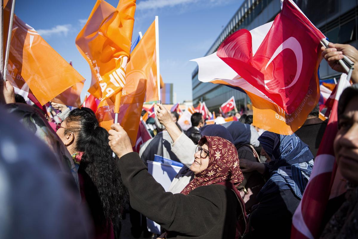 Davutoğlu'na İstanbul'da çoşkulu karşılama