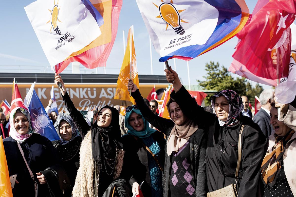 Davutoğlu'na İstanbul'da çoşkulu karşılama