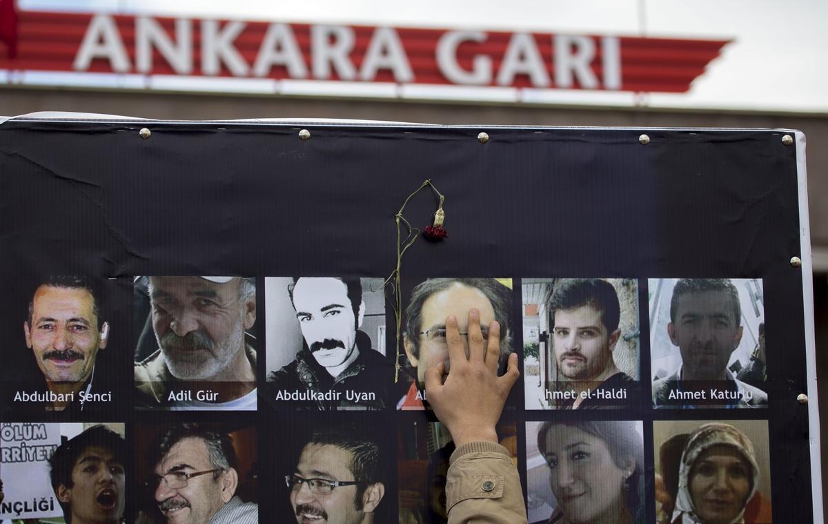 Ankara Garı önündeki terör saldırısında hayatını kaybedenler karanfillerle anıldı