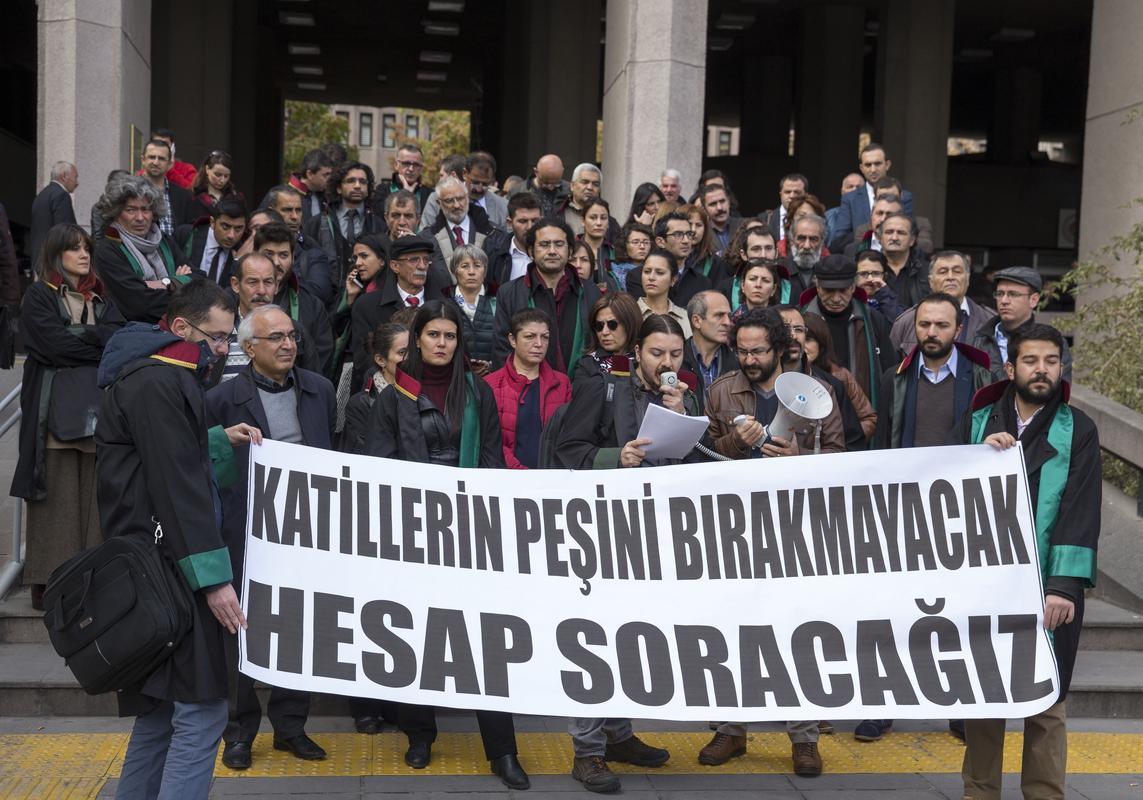Ankara Garı önündeki terör saldırısında hayatını kaybedenler karanfillerle anıldı