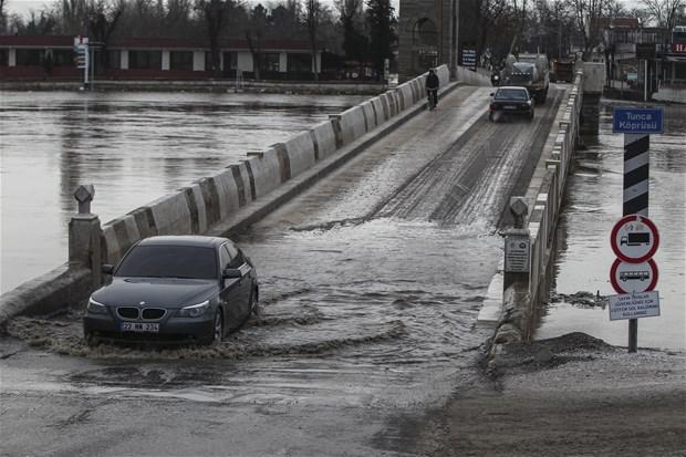 Otomobiller sular altında kaldı