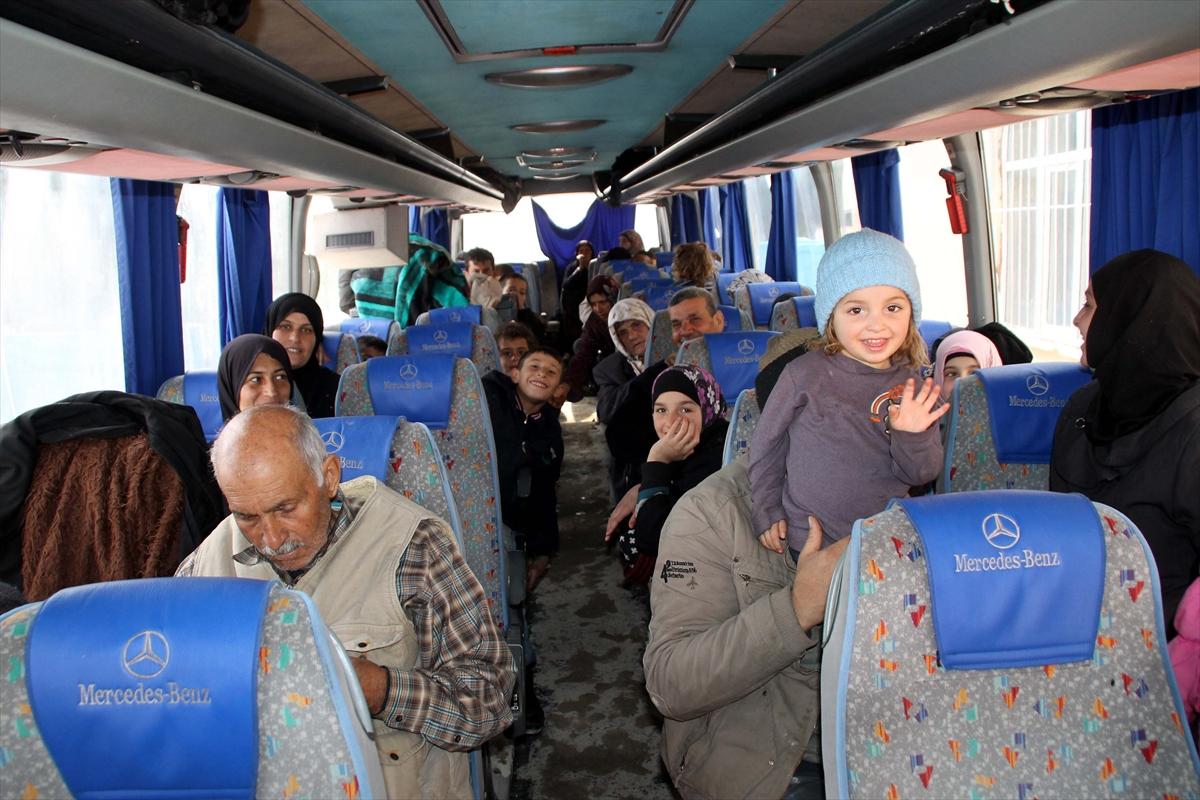 yayladagi sinirina gelen suriyeli aileler turkiye ye giris yapiyor