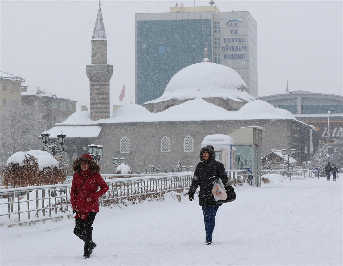 Erzurum'da Sibirya'yı aratmayan görüntü