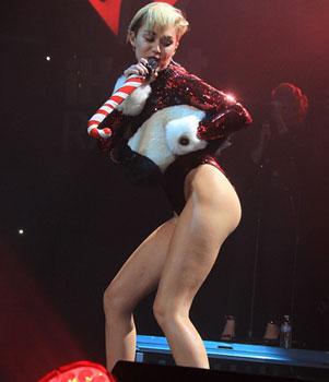 Miley Cyrus'a kedi saldırdı