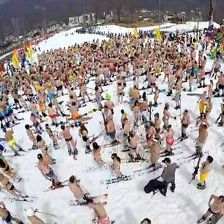 Ruslar bikiniyle kayak yaptı