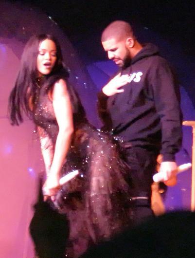 Rihanna sahnede bildiğiniz gibi